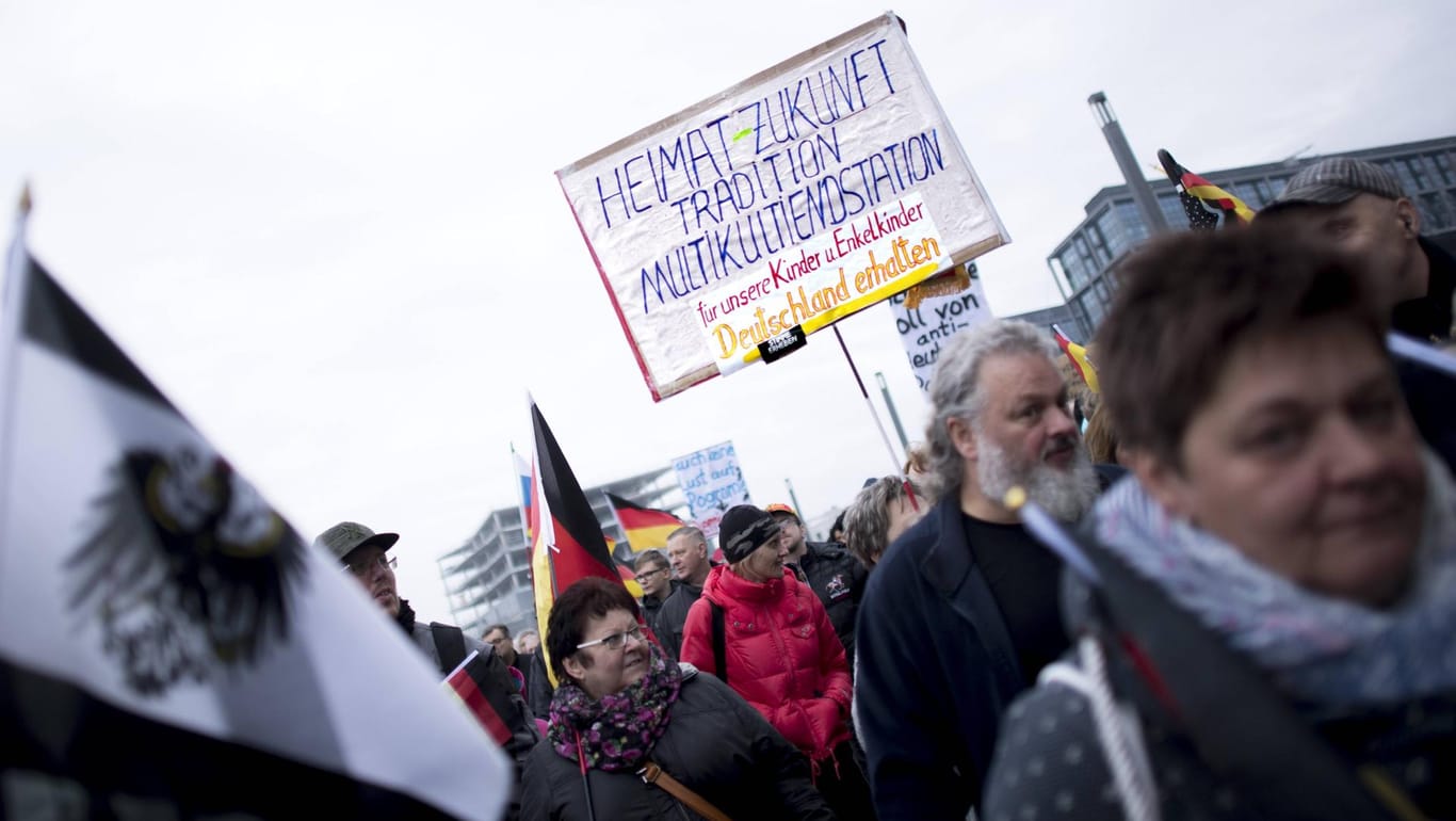 Heimat, Zukunft, Tradition: Kundgebung der AfD und anderer rechter Gruppen im November in Berlin.