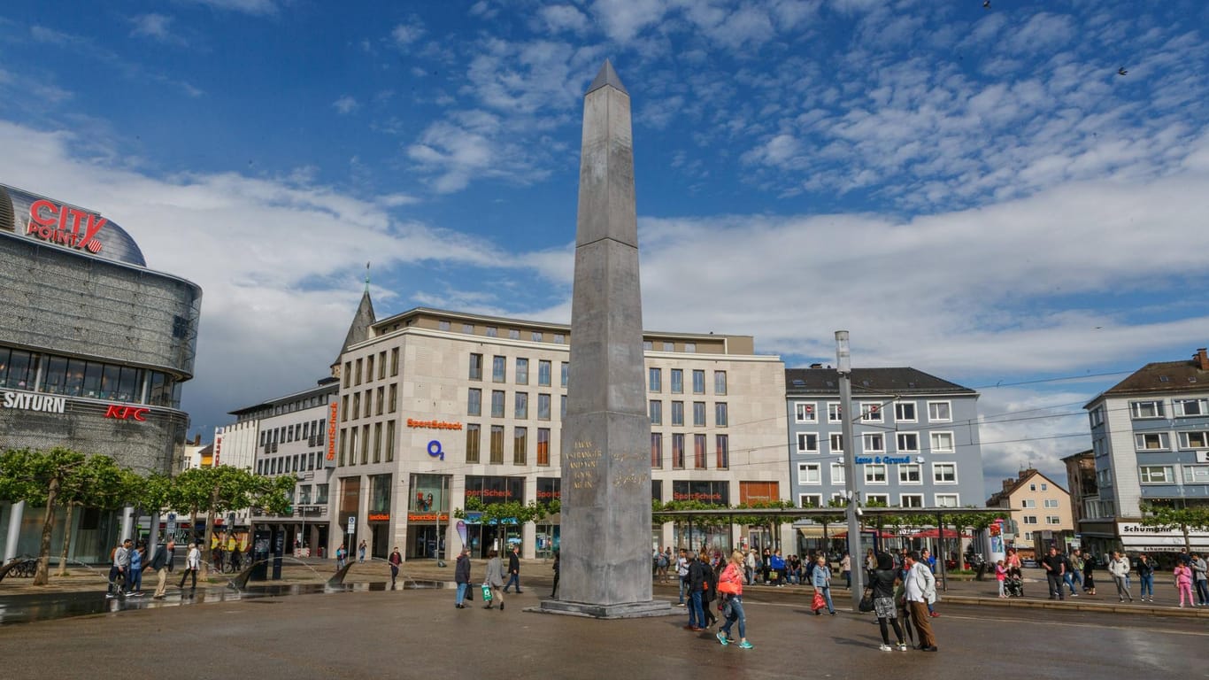 Der Stein des Anstoßes: Obelisk des nigerianischen Künstlers Olu Oguibe auf dem Königsplatz in Kassel.