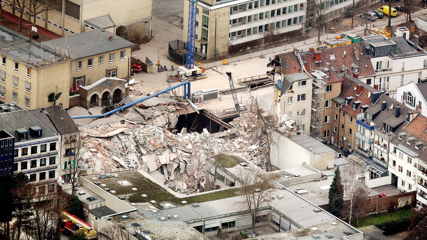 Trümmer liegen in Köln an der Stelle, an der sich das eingestürzte Historischen Stadtarchiv befand: Nun wurde das Urteil gegen einen Oberbauleiter gefällt. Laut Urteil unterschrieb der damals jedoch ein Bauprotokoll, das Unstimmigkeiten aufwies und handelte somit fahrlässig.