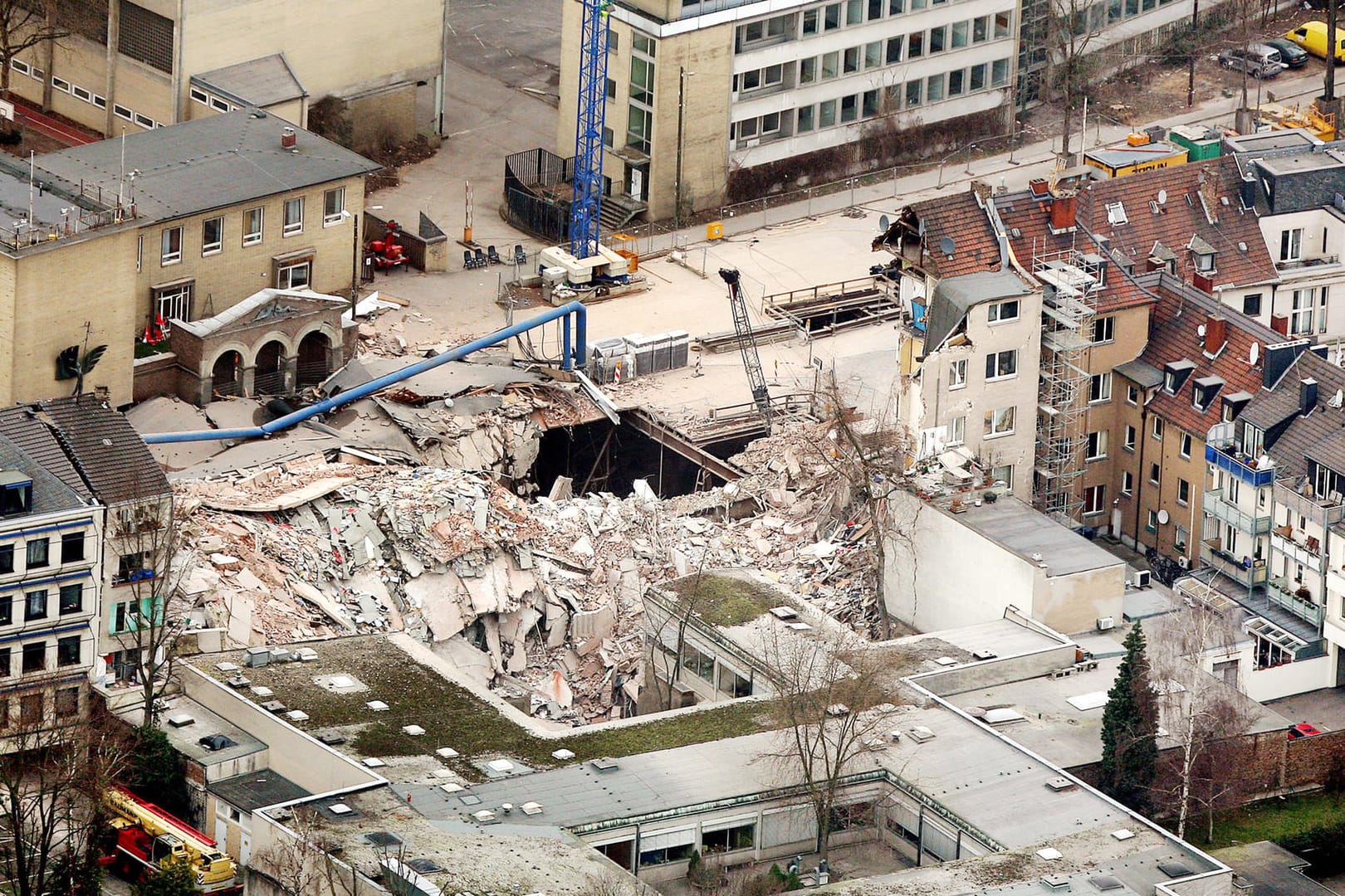 Trümmer liegen in Köln an der Stelle, an der sich das eingestürzte Historischen Stadtarchiv befand: Nun wurde das Urteil gegen einen Oberbauleiter gefällt. Laut Urteil unterschrieb der damals jedoch ein Bauprotokoll, das Unstimmigkeiten aufwies und handelte somit fahrlässig.