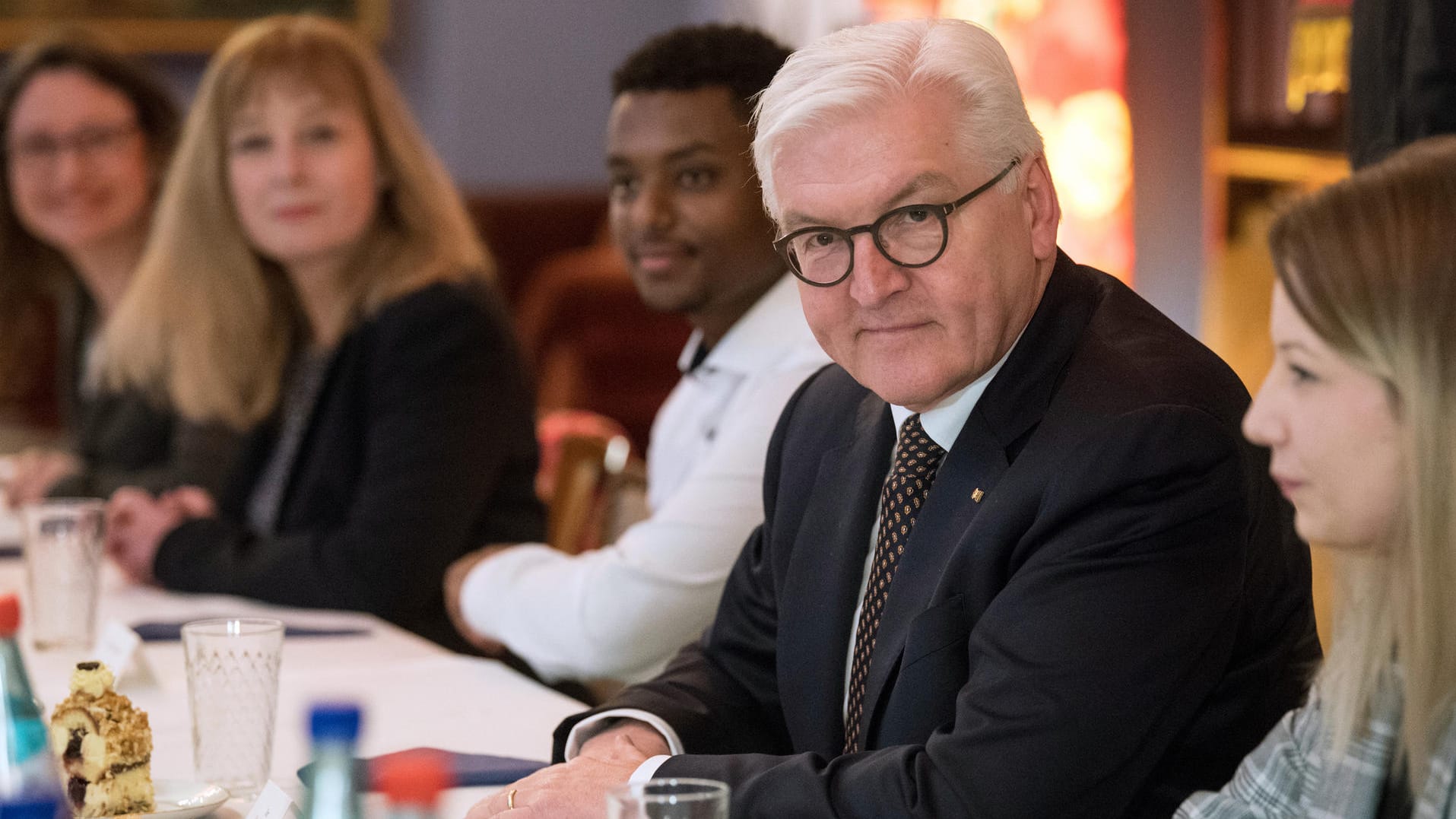 Bundespräsident Frank-Walter Steinmeier im Gespräch mit Frankfurter Bürgern: Kurzfristig kam er auch mit Anwältin Seda Basay-Yildiz zusammen, die mehrfach Drohbriefe erhalten hat. Bundespräsident Frank-Walter Steinmeier im Gespräch mit Frankfurter Bürgern: Kurzfristig kam er auch mit Anwältin Seda Basay-Yildiz zusammen, die mehrfach Drohbriefe erhalten hat.