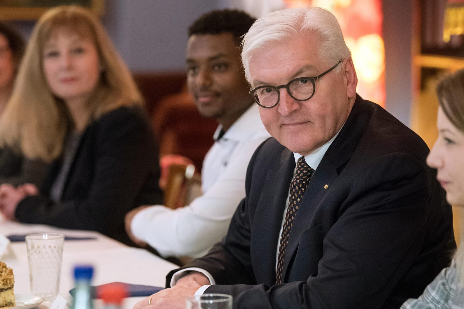 Bundespräsident Frank-Walter Steinmeier im Gespräch mit Frankfurter Bürgern: Kurzfristig kam er auch mit Anwältin Seda Basay-Yildiz zusammen, die mehrfach Drohbriefe erhalten hat.