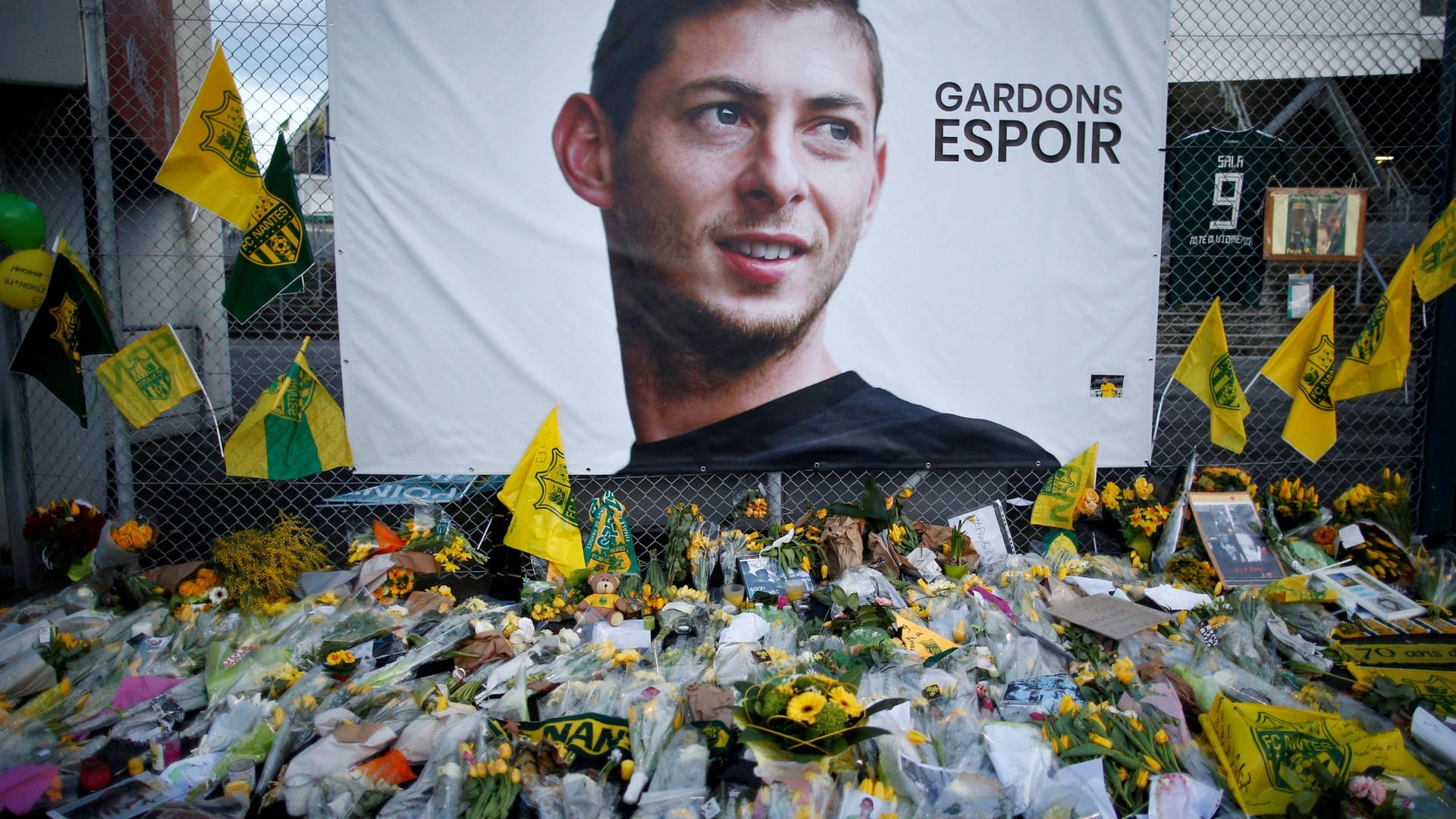 8. Februar: Gut zwei Wochen nach dem Sturz seiner Propellermaschine in den Ärmelkanal wird die Leiche des argentinischen Fußballprofis Emiliano Sala identifiziert. Sala wurde nur 28 Jahre alt.