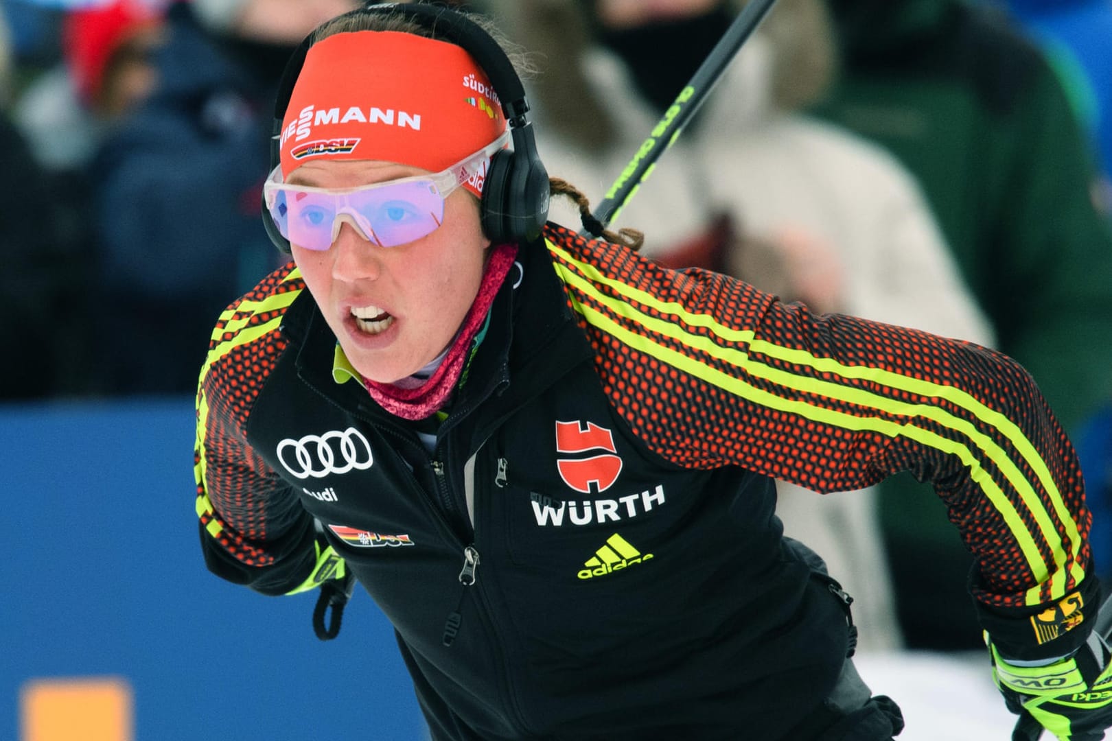 Laura Dahlmeier aus Deutschland wärmt sich vor dem Wettkampf auf der Strecke auf: Die Doppel-Olympiasiegerin leistete sich zwei Fehler am Schießstand und wurde Neunte.