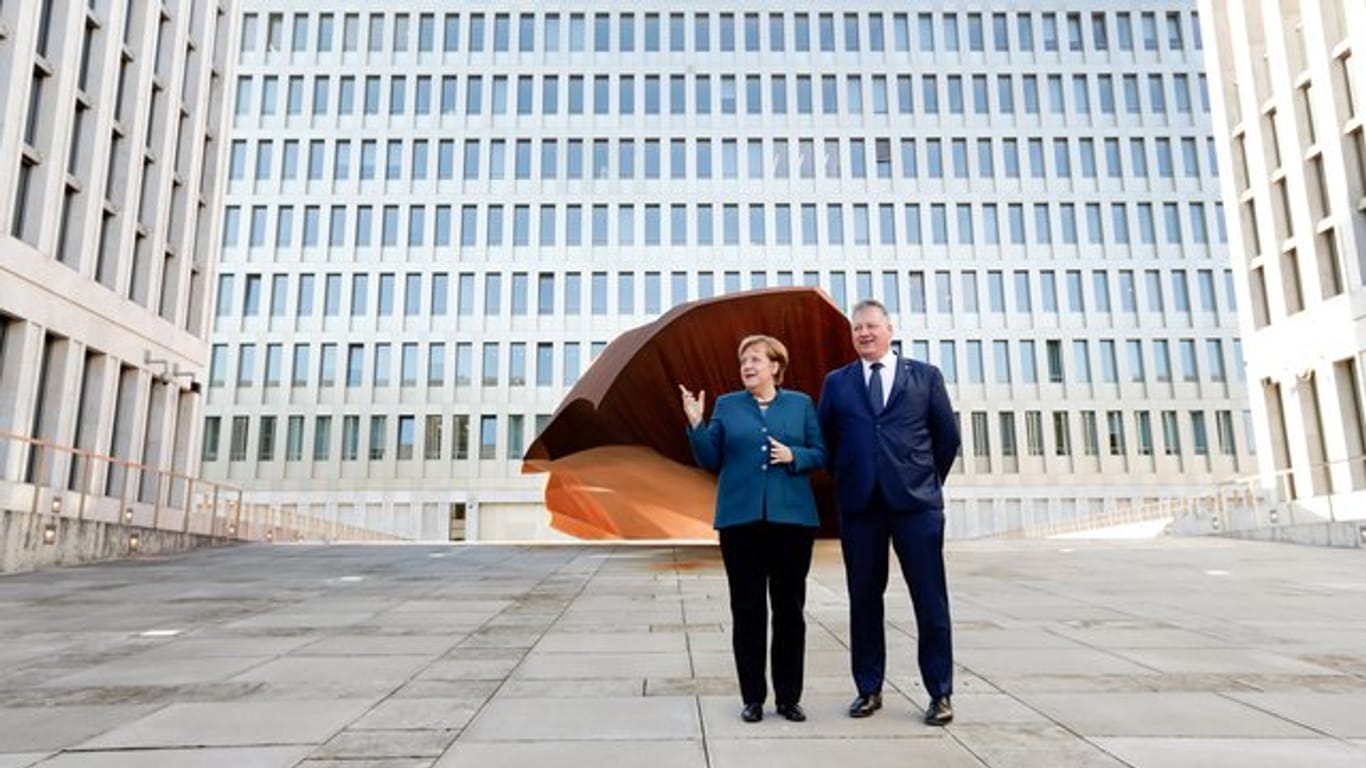 Bundeskanzlerin Merkel und der Präsident des BND, Bruno Kahl, stehen bei der offiziellen Eröffnung vor der neuen Zentrale des Bundesnachrichtendienstes.