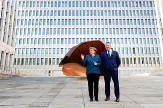 Bundeskanzlerin Merkel und der Präsident des BND, Bruno Kahl, stehen bei der offiziellen Eröffnung vor der neuen Zentrale des Bundesnachrichtendienstes.
