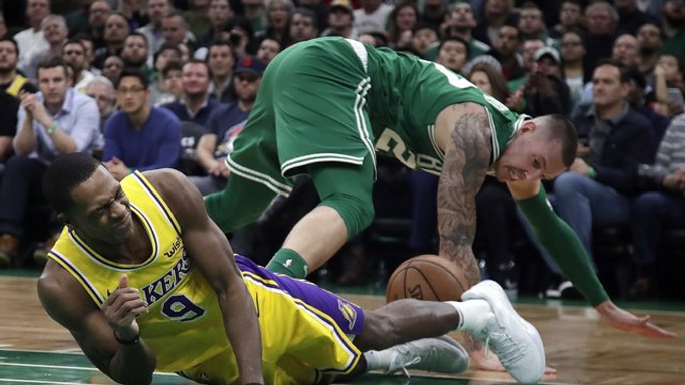 Daniel Theis (r) und die Boston Celtics strauchelten gegen die Los Angeles Lakers.