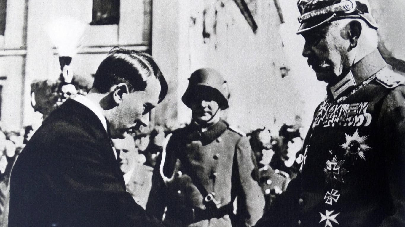 Reichspräsident Paul von Hindenburg begrüßt Adolf Hitler im Jahr 1934.