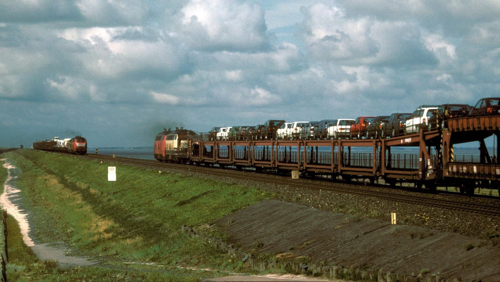 Der Hindenburgdamm zwischen Sylt und Niebüll im Jahr 2004.