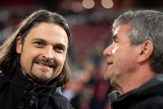 Düsseldorfs Sportvorstand Lutz Pfannenstiel (l) und Trainer Trainer Friedhelm Funkel haben ein gutes Verhältnis.