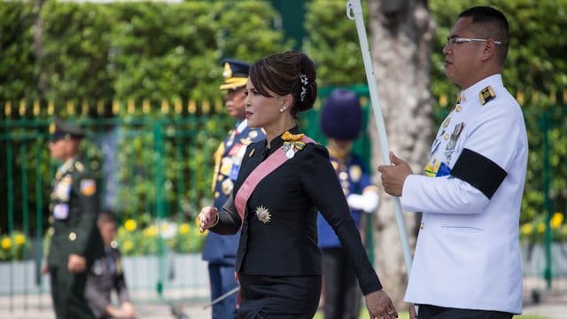 Die thailändische Prinzessin Ubolratana tritt überraschend als eine der Spitzenkandidatinnen für die Parlamentswahl an. Die thailändische Prinzessin Ubolratana tritt überraschend als eine der Spitzenkandidatinnen für die Parlamentswahl an.