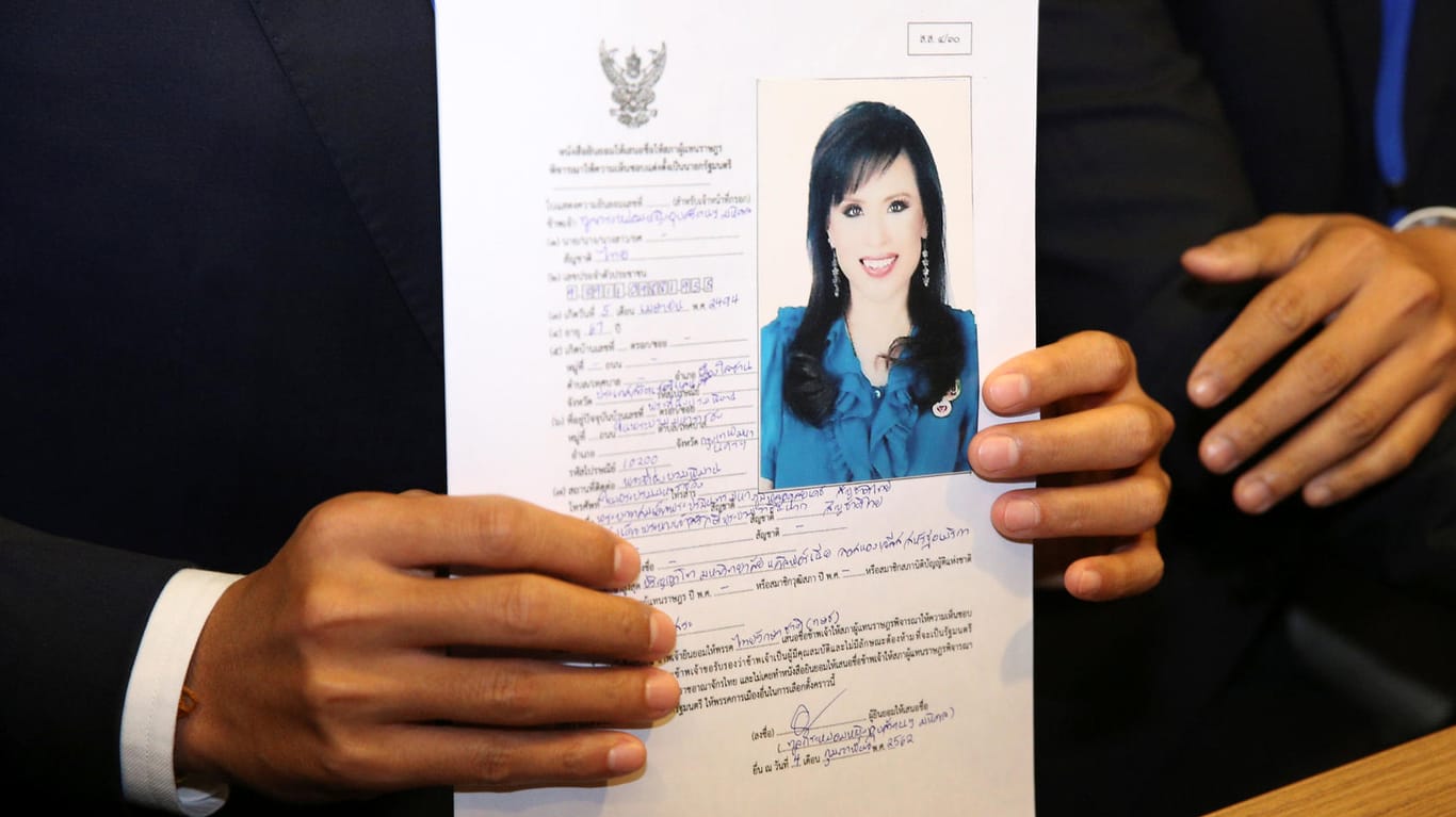 Vorsitzender der Partei Thai Raksa Chart stellt die Kandidatur der Prinzessin vor: Die Königstochter erhält Unterstützung aus dem Lager des gestürzten ehemaligen Regierungschefs Thaksin Shinawatra.