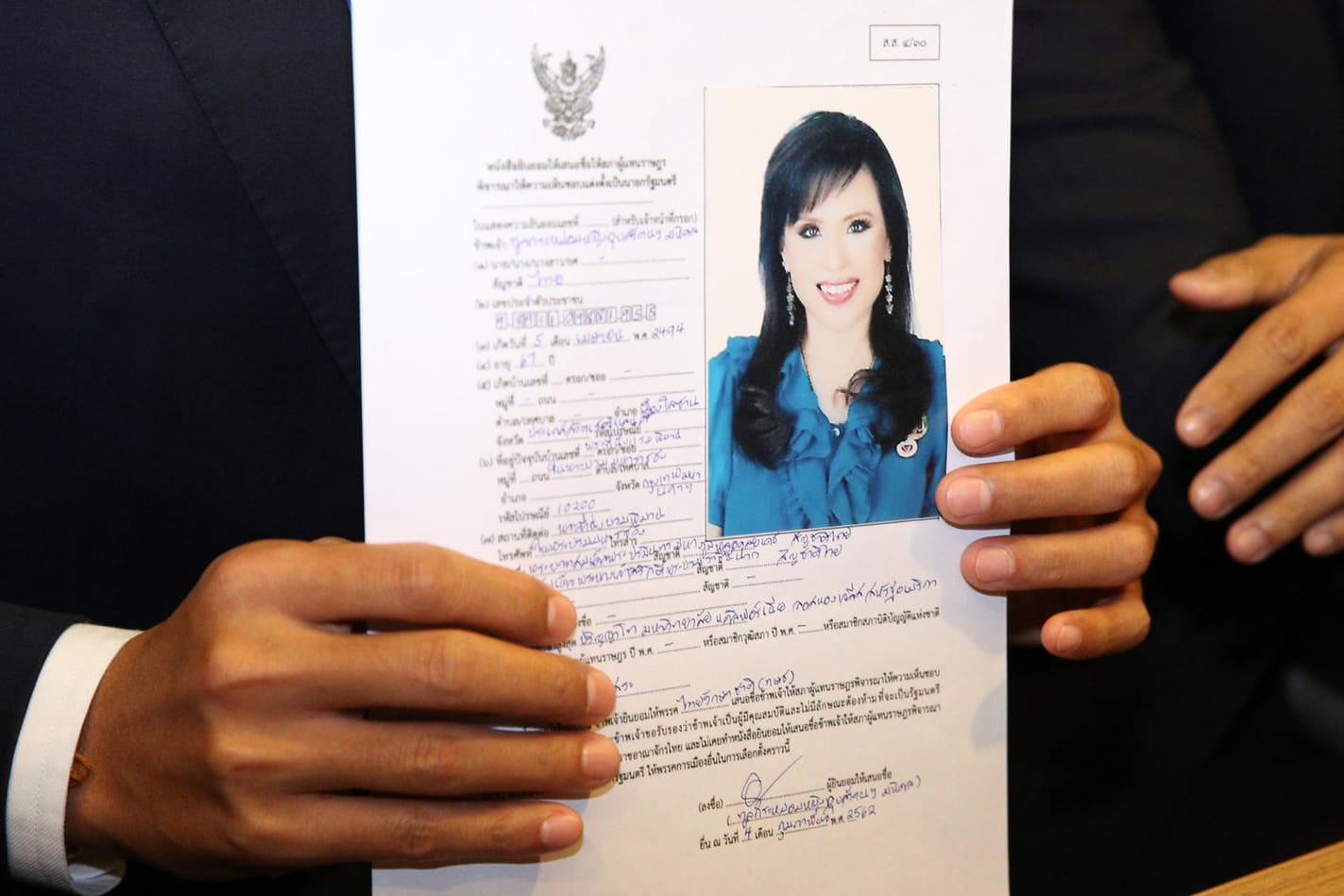 Vorsitzender der Partei Thai Raksa Chart stellt die Kandidatur der Prinzessin vor: Die Königstochter erhält Unterstützung aus dem Lager des gestürzten ehemaligen Regierungschefs Thaksin Shinawatra.