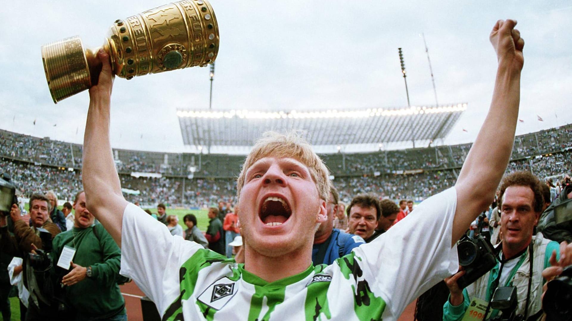 Stefan Effenberg mit dem DFB-Pokal. Beim 3:0 im Finale gegen den VfL Wolfsburg traf er zum 2:0.