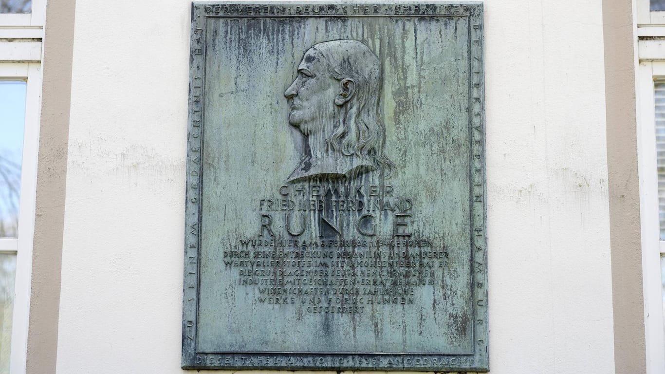 Tafel am Geburtshaus von Friedrich Ferdinand Runge in Hamburg: Google widmet heute dem Hamburger Apotheker und Entdecker des Koffeins Friedlieb Ferdinand Runge ein Doodle.