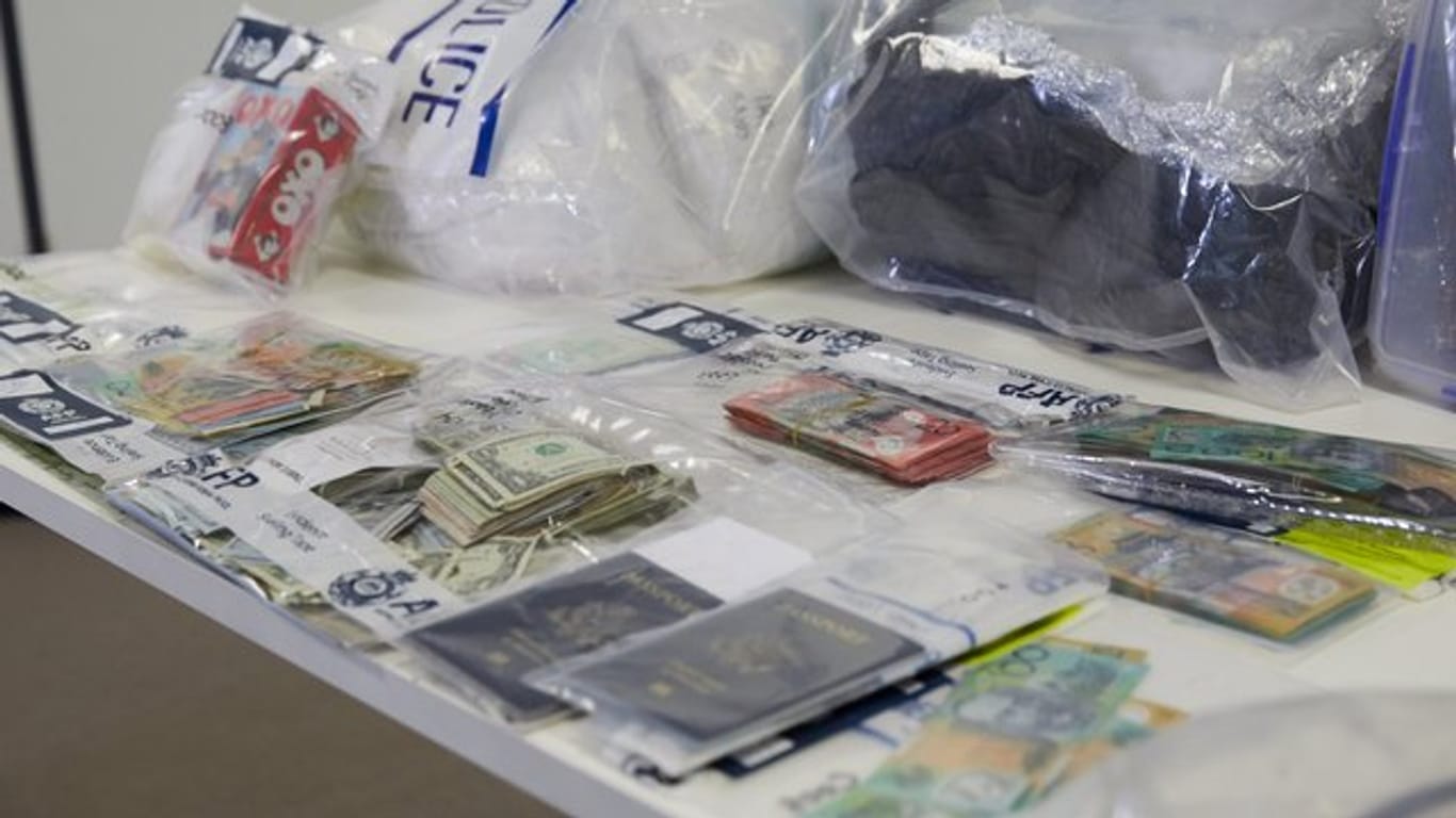 Drogen, Pässe und Geld: Mit dem Fund von mehr als 1,7 Tonnen Meth-Amphetamin ist der Polizei ein großer Schlag gegen die internationale Drogen-Mafia gelungen.