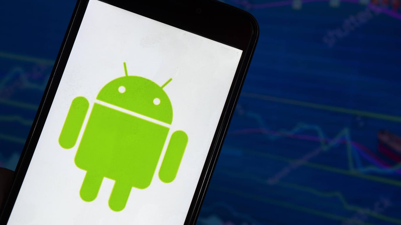 Das Android-Logo auf einem Smartphone (Symbolbild): Derzeit bedroht eine Sicherheitslücke das Betriebssystem.