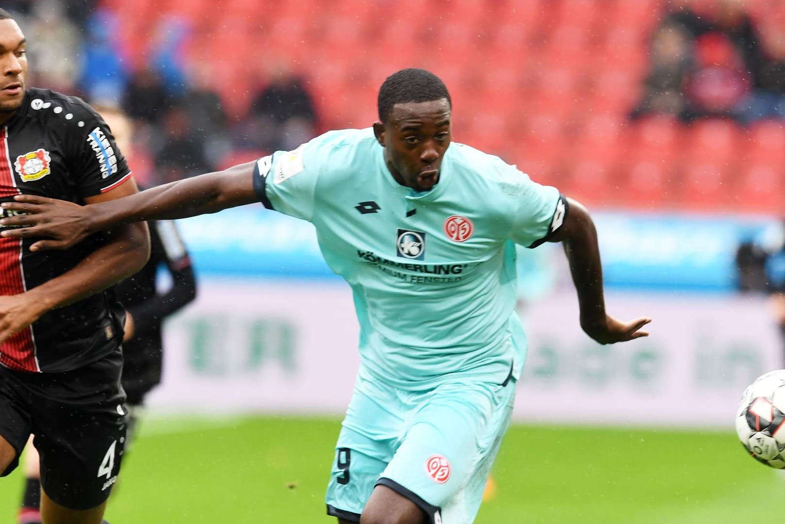 Die Mainzer um Jean Phillipe Matete (r.) empfangen Jonathan Tah und Bayer Leverkusen.