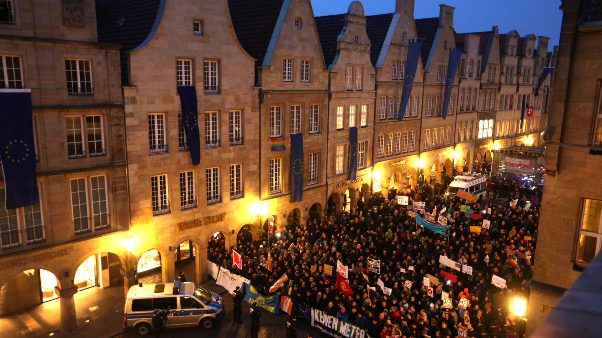 Demonstranten stehen in Münster, während im Rathaus der Neujahrsempfang des Kreisverbandes der AfD stattfindet (Archivbild): Aus Protest gegen die AfD-Veranstaltung vor zwei Jahren hatten die Kaufleute am Prinzipalmarkt die Lichter ausgemacht. Demonstranten stehen in Münster, während im Rathaus der Neujahrsempfang des Kreisverbandes der AfD stattfindet (Archivbild): Aus Protest gegen die AfD-Veranstaltung vor zwei Jahren hatten die Kaufleute am Prinzipalmarkt die Lichter ausgemacht.