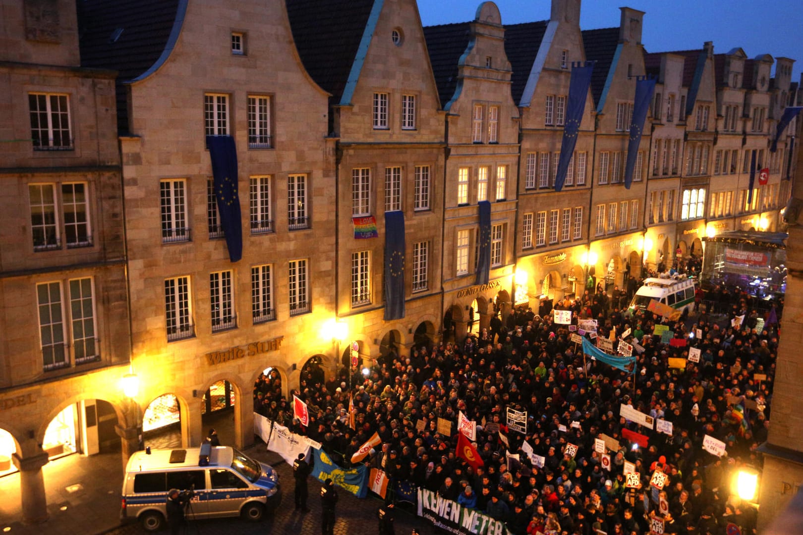 Demonstranten stehen in Münster, während im Rathaus der Neujahrsempfang des Kreisverbandes der AfD stattfindet (Archivbild): Aus Protest gegen die AfD-Veranstaltung vor zwei Jahren hatten die Kaufleute am Prinzipalmarkt die Lichter ausgemacht.