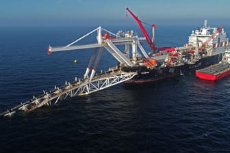 Mecklenburg-Vorpommern, Laage: Das Verlegeschiff "Audacia" des Offshore-Dienstleisters Allseas verlegt in der Ostsee vor der Insel Rügen Rohre für die Gaspipeline Nord Stream 2.