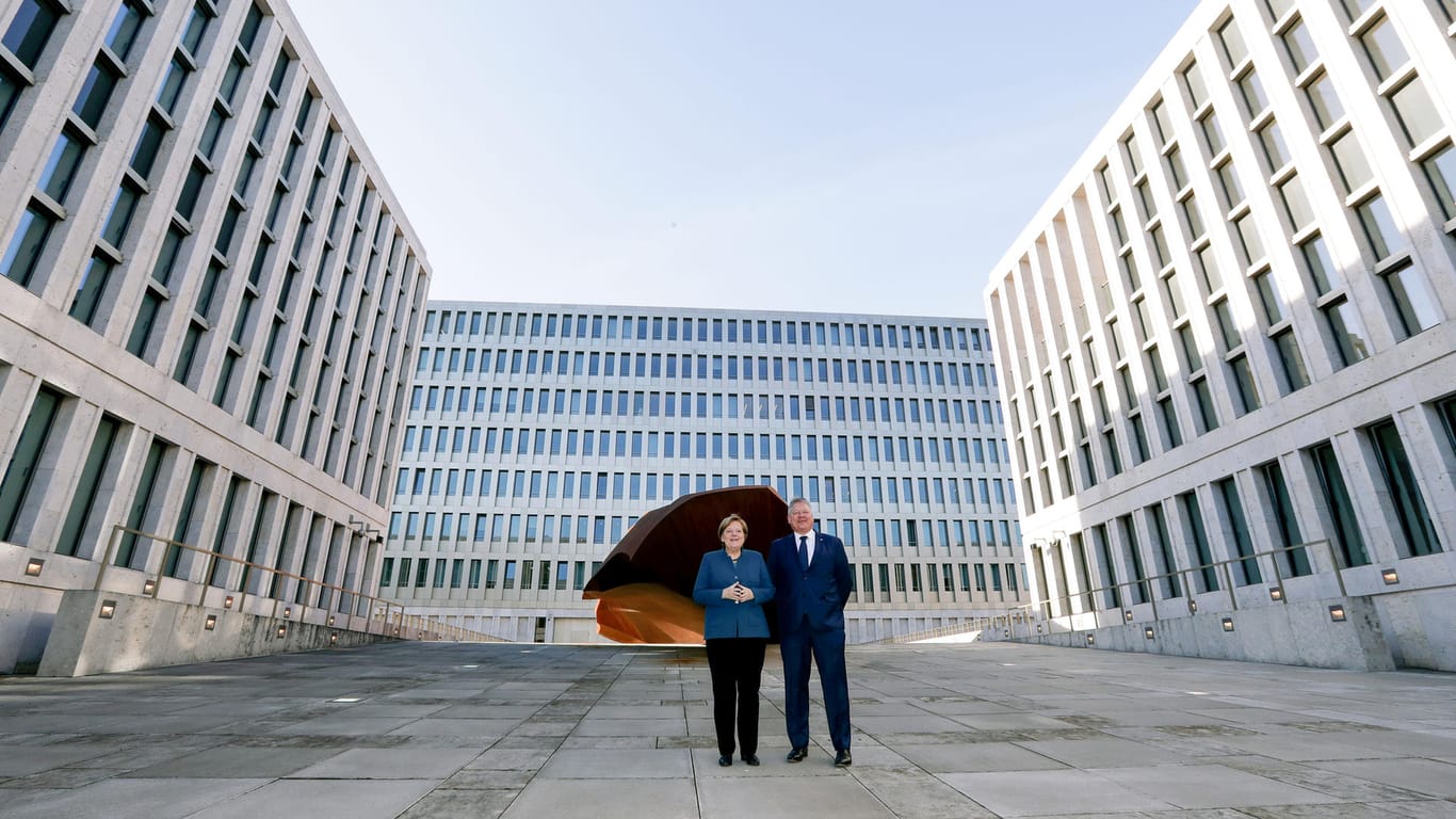 Bundeskanzlerin Angela Merkel (CDU) und der Präsident des BND, Bruno Kahl: Die Bundeskanzlerin und der Geheimdienst-Chef sind hier bei der offiziellen Eröffnung der neuen Zentrale des BND zu sehen.