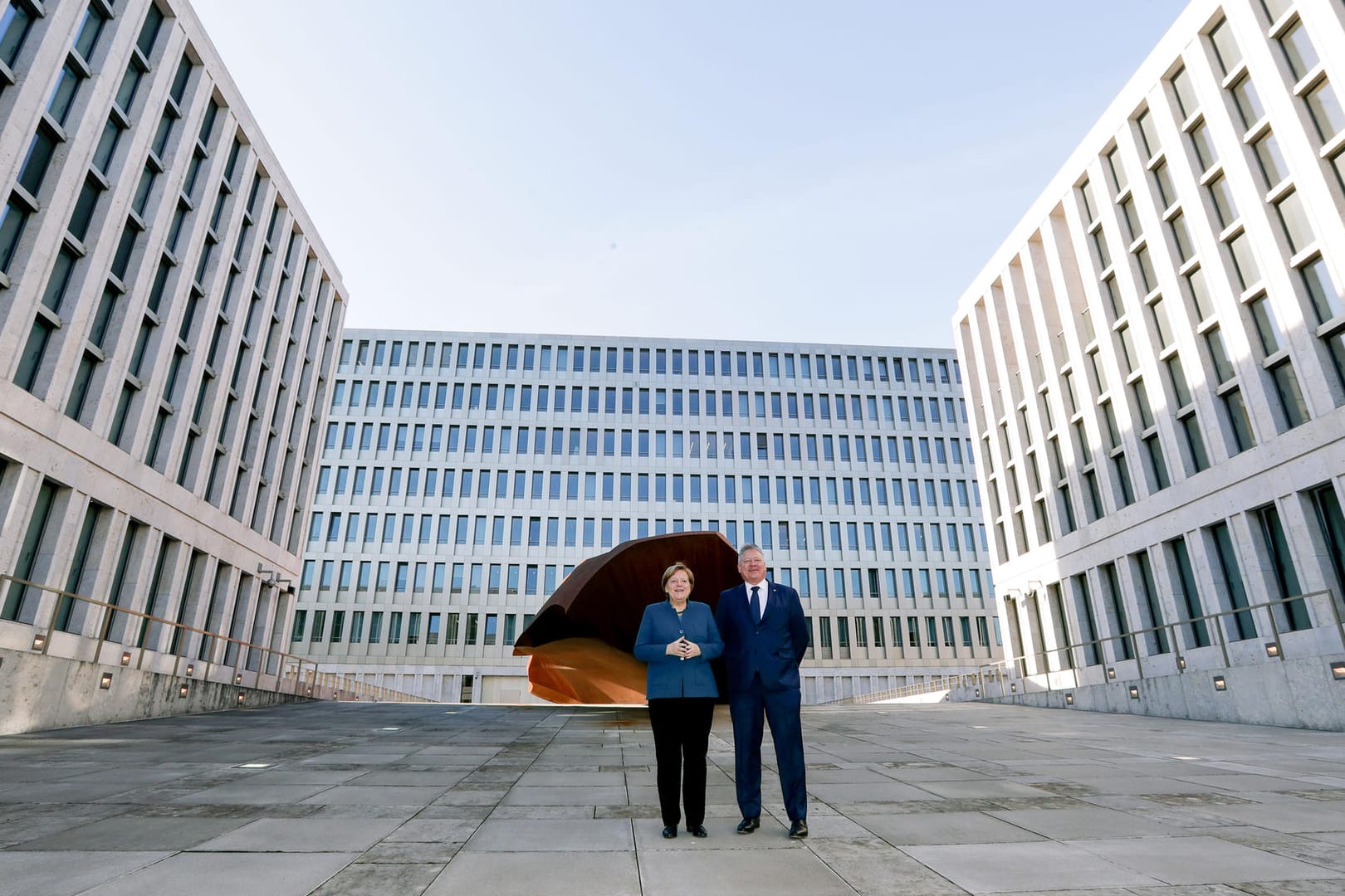 Bundeskanzlerin Angela Merkel (CDU) und der Präsident des BND, Bruno Kahl: Die Bundeskanzlerin und der Geheimdienst-Chef sind hier bei der offiziellen Eröffnung der neuen Zentrale des BND zu sehen.