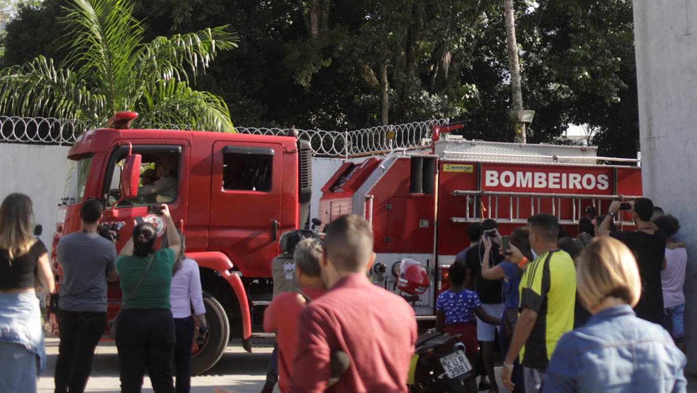 Feuerwehr am Trainingsgelände von Flamengo: Die Helfer brauchten zwei Stunden, um den Brand kontrollieren zu können.