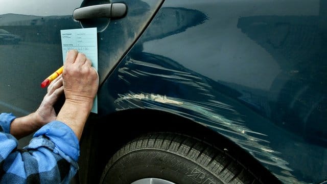 Lackschaden nach Unfall: Viele Autobesitzer bringen ihr Fahrzeug zur Lackreparatur in eine Werkstatt.