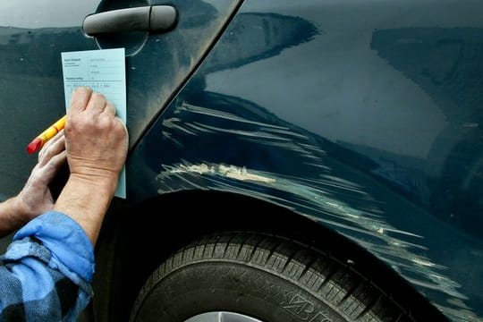 Lackschaden nach Unfall: Viele Autobesitzer bringen ihr Fahrzeug zur Lackreparatur in eine Werkstatt.