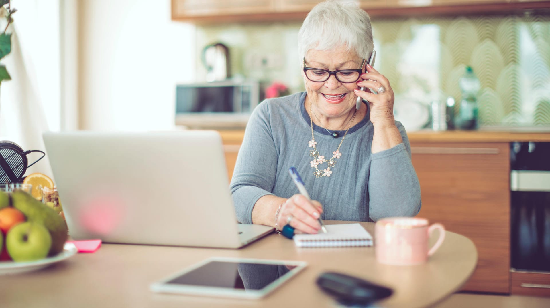 Eine ältere Dame beim Telefonieren: Die Bundesnetzagentur will Verbraucher besser vor betrügerischen Anrufen schützen.