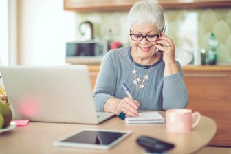 Eine ältere Dame beim Telefonieren: Die Bundesnetzagentur will Verbraucher besser vor betrügerischen Anrufen schützen.