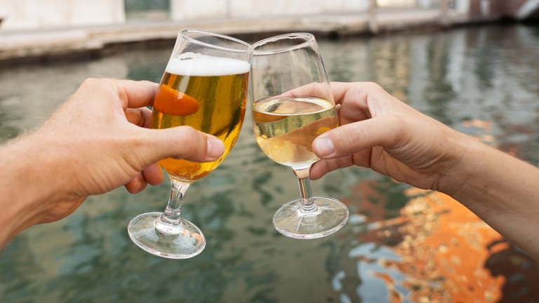 Bier und Wein: Laut Volksmund ist es wichtig, die richtige Reihenfolge beim Trinken einzuhalten, um Kopfweh am nächsten Tag zu vermeiden.