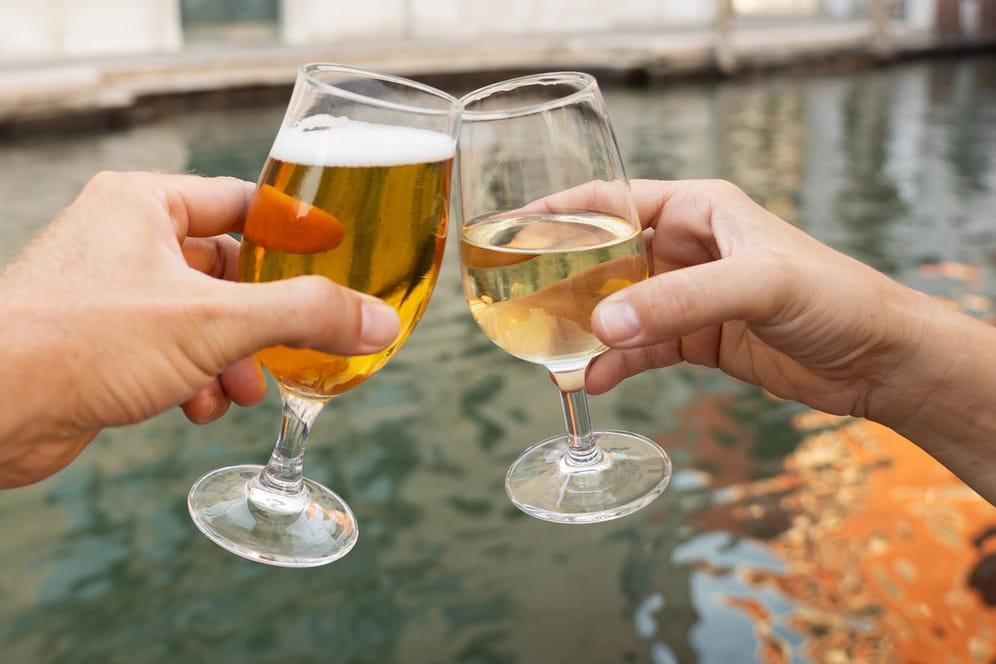 Bier und Wein: Laut Volksmund ist es wichtig, die richtige Reihenfolge beim Trinken einzuhalten, um Kopfweh am nächsten Tag zu vermeiden.