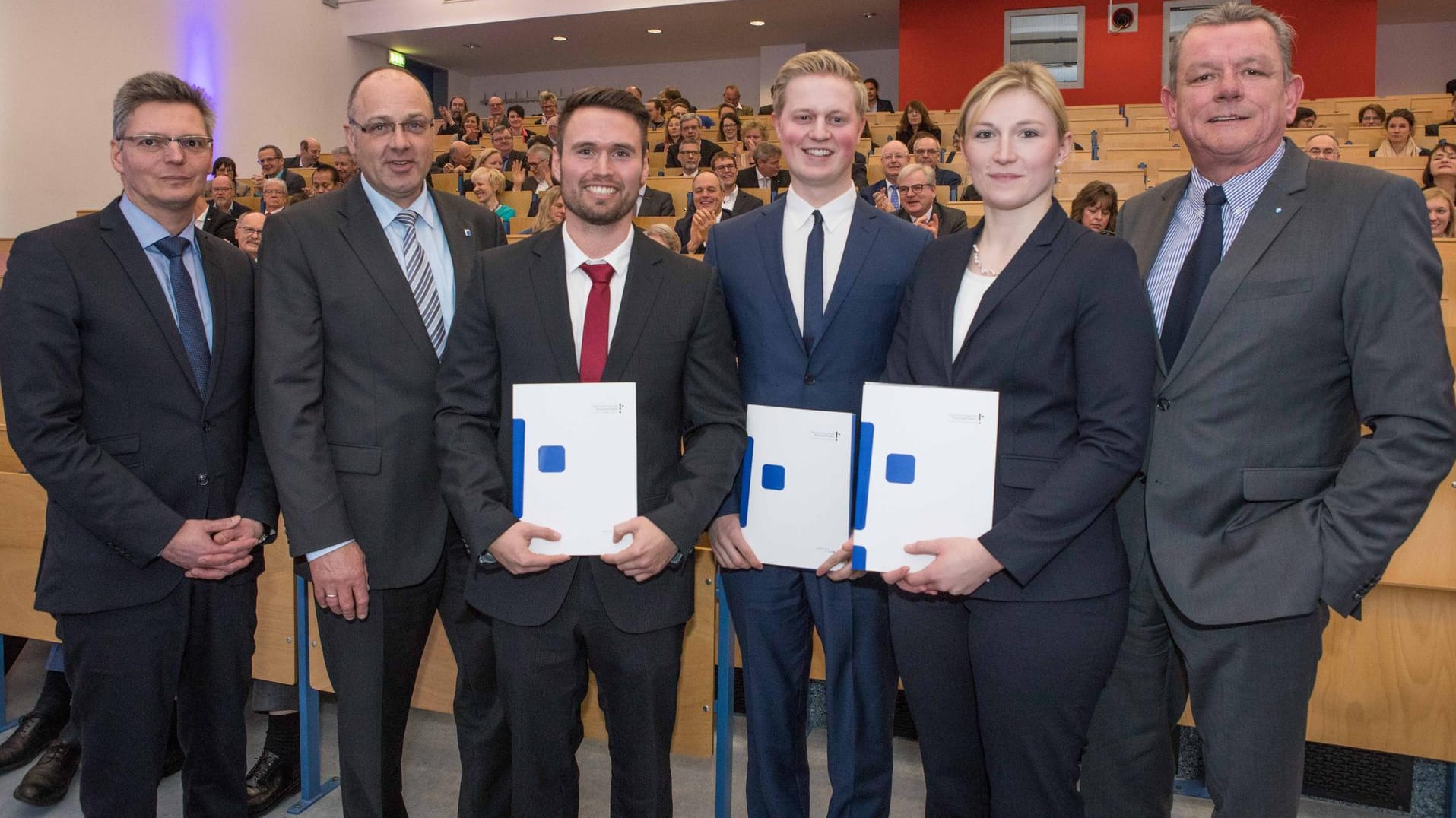 Prorektor für Forschung und Technologietransfer, Professor Dr. Andreas Nevoigt und Rektor Professor Dr. Claus Schuster haben den Preisträgern Nik Biniossek, Kevin Schmitter und Stefanie Reinhardt die Preise überreicht (v.l.). J. Wolfgang Kirchhoff gratulierte ebenfalls.