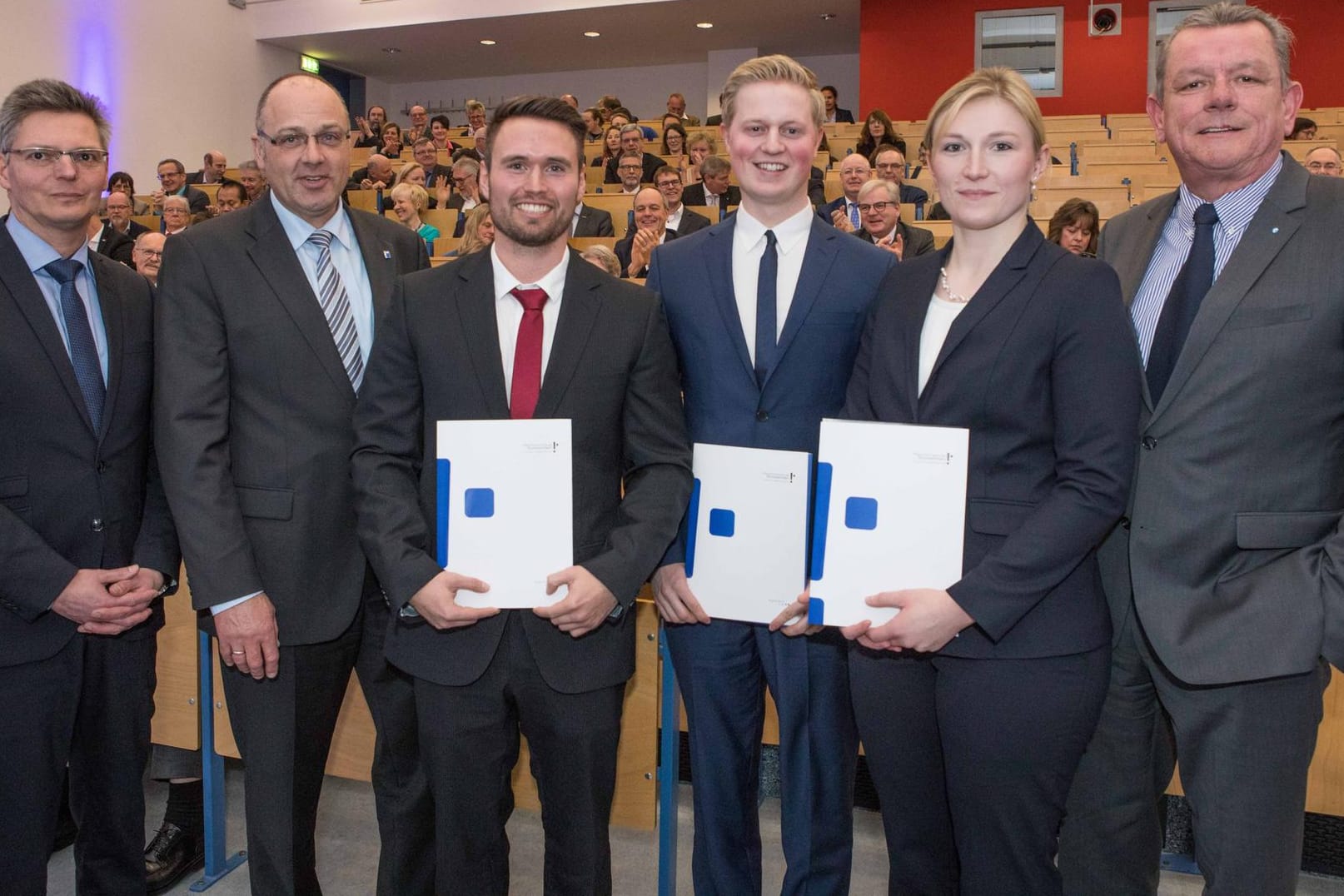 Prorektor für Forschung und Technologietransfer, Professor Dr. Andreas Nevoigt und Rektor Professor Dr. Claus Schuster haben den Preisträgern Nik Biniossek, Kevin Schmitter und Stefanie Reinhardt die Preise überreicht (v.l.). J. Wolfgang Kirchhoff gratulierte ebenfalls.