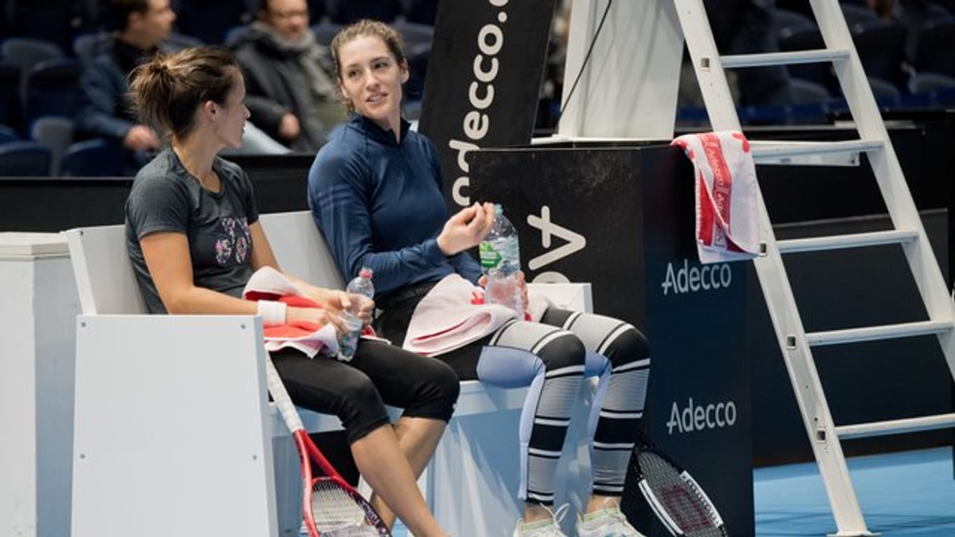 Tatjana Maria (l) und Andrea Petkovic bereiten sich in Brauchschweig auf ihren Fed-Cup-Einsatz vor.
