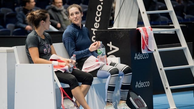 Tatjana Maria (l) und Andrea Petkovic bereiten sich in Brauchschweig auf ihren Fed-Cup-Einsatz vor.