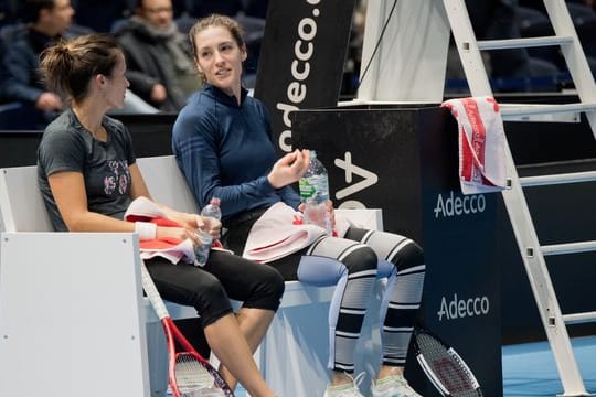 Tatjana Maria (l) und Andrea Petkovic bereiten sich in Brauchschweig auf ihren Fed-Cup-Einsatz vor.