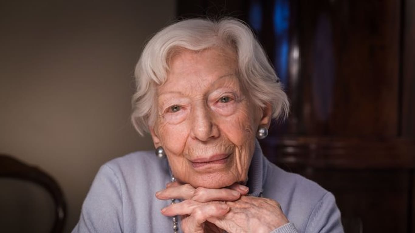 Die 103-jährige Innenarchitektin Ingeborg Wolf in ihrem kleinen Apartment in der Seniorenwohnanlage Rosenhof, das sie seit dem Jahr 2002 bewohnt.