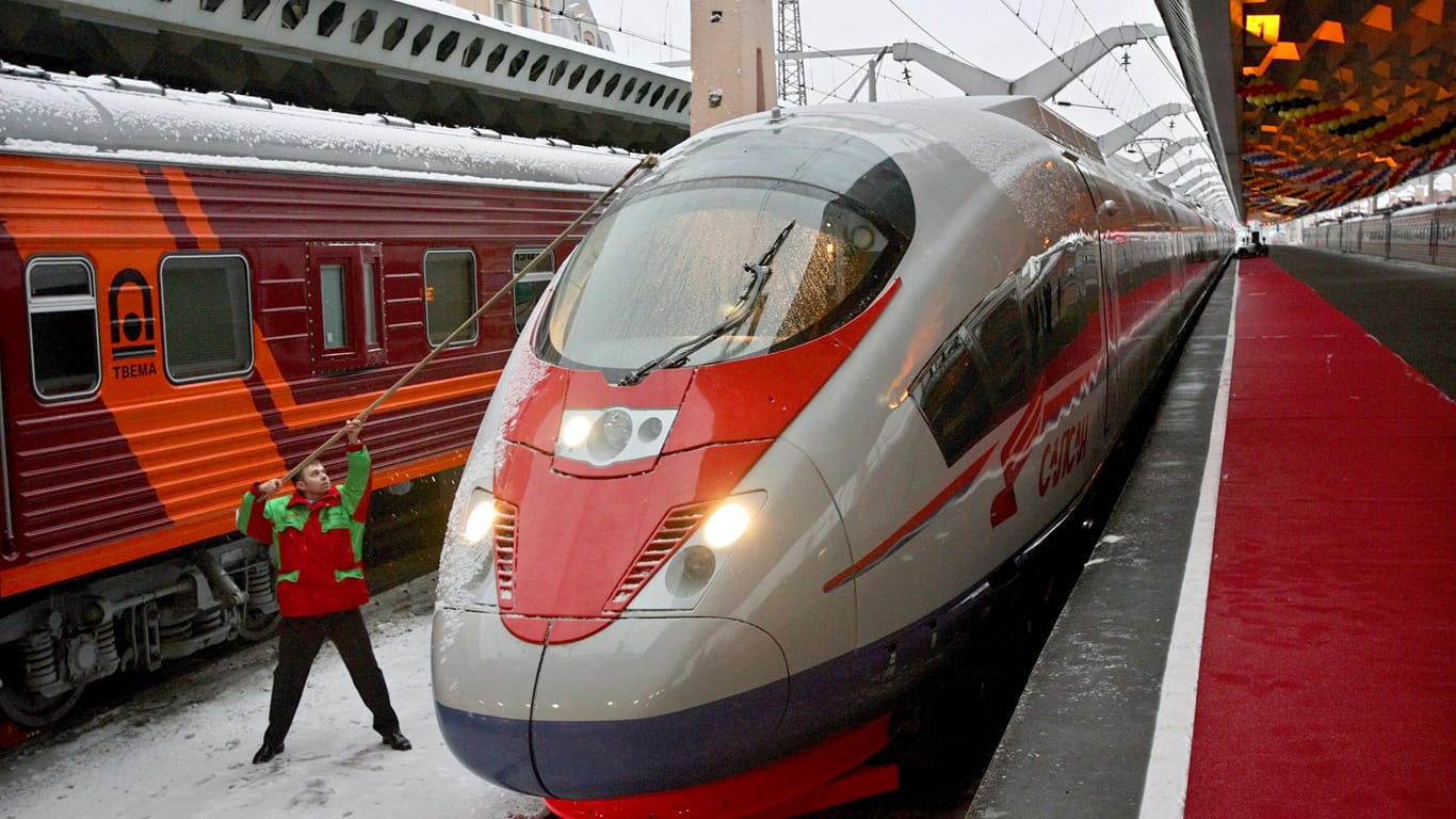 Zug im Bahnhof von St. Petersburg: Der Hochgeschwindigkeitszug von Siemens wird von Schnee befreit.