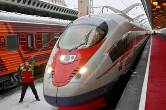 Zug im Bahnhof von St. Petersburg: Der Hochgeschwindigkeitszug von Siemens wird von Schnee befreit.