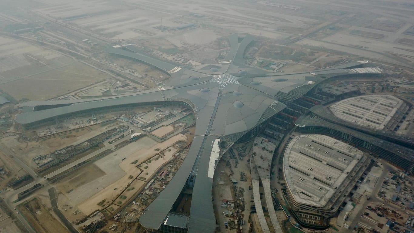 Die Luftaufnahme zeigt die Baustelle des neuen Flughafens von Peking.