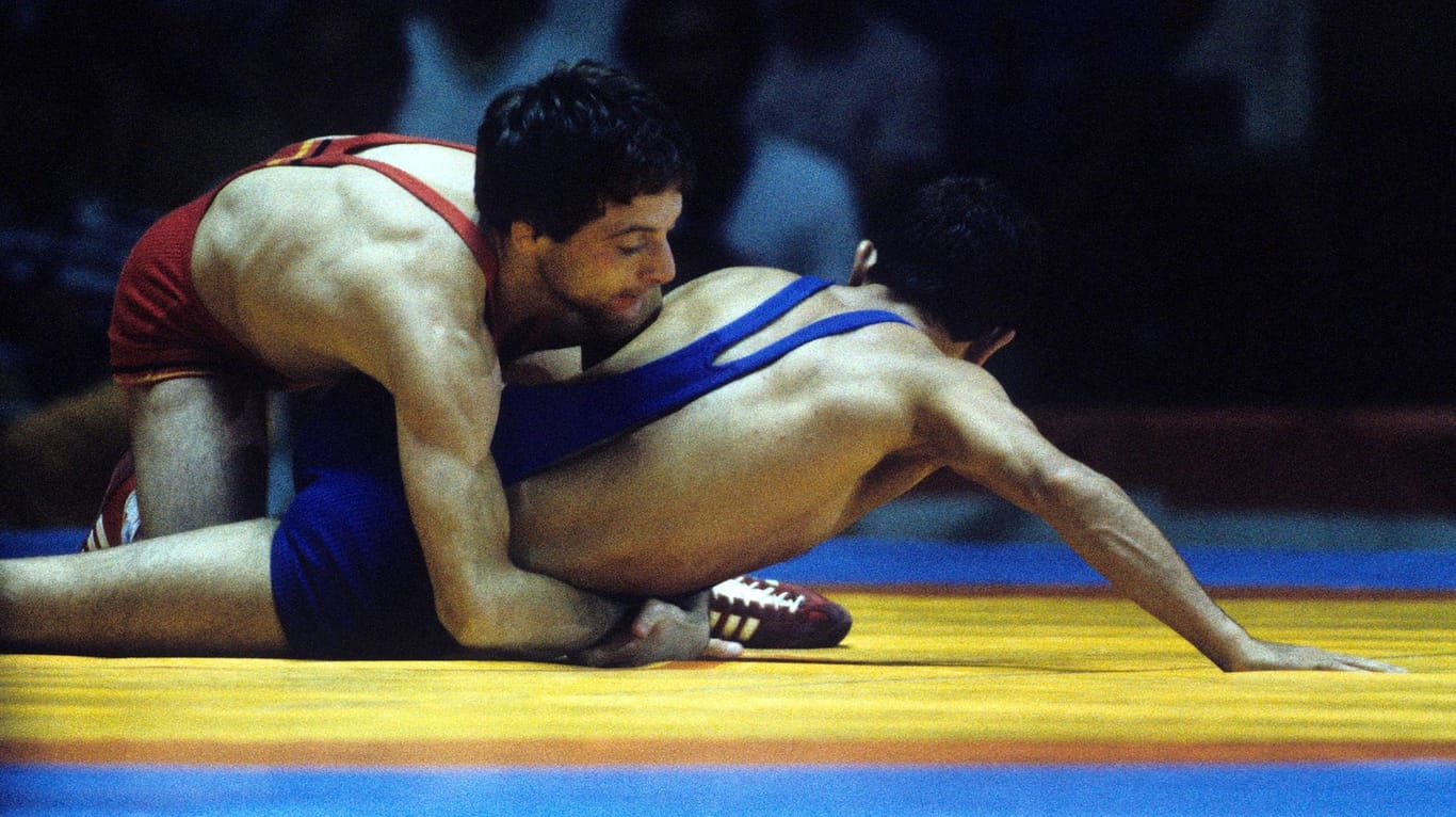 Ringer-Olympiasieger Pasquale Passarelli ( li.) im Bodenkampf. Die Aufnahme stammt vom 12. August 1984.