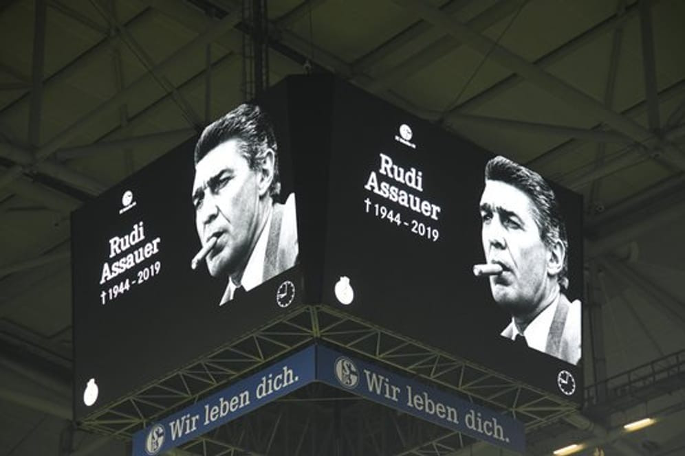 Nach dpa-Informationen plant der FC Schalke 04 eine Trauerfeier für Rudi Assauer in der Veltins-Arena.