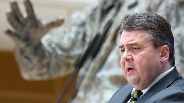 Die SPD müsse prüfen, ob der Koalitionsvertrag "ausreichend auf die Herausforderungen von morgen ausgerichtet ist", sagt Gabriel. Die SPD müsse prüfen, ob der Koalitionsvertrag "ausreichend auf die Herausforderungen von morgen ausgerichtet ist", sagt Gabriel.