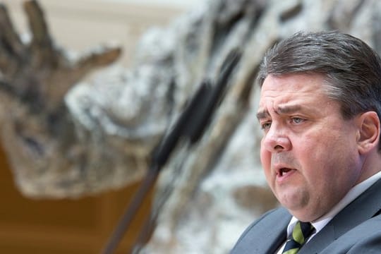 Die SPD müsse prüfen, ob der Koalitionsvertrag "ausreichend auf die Herausforderungen von morgen ausgerichtet ist", sagt Gabriel.