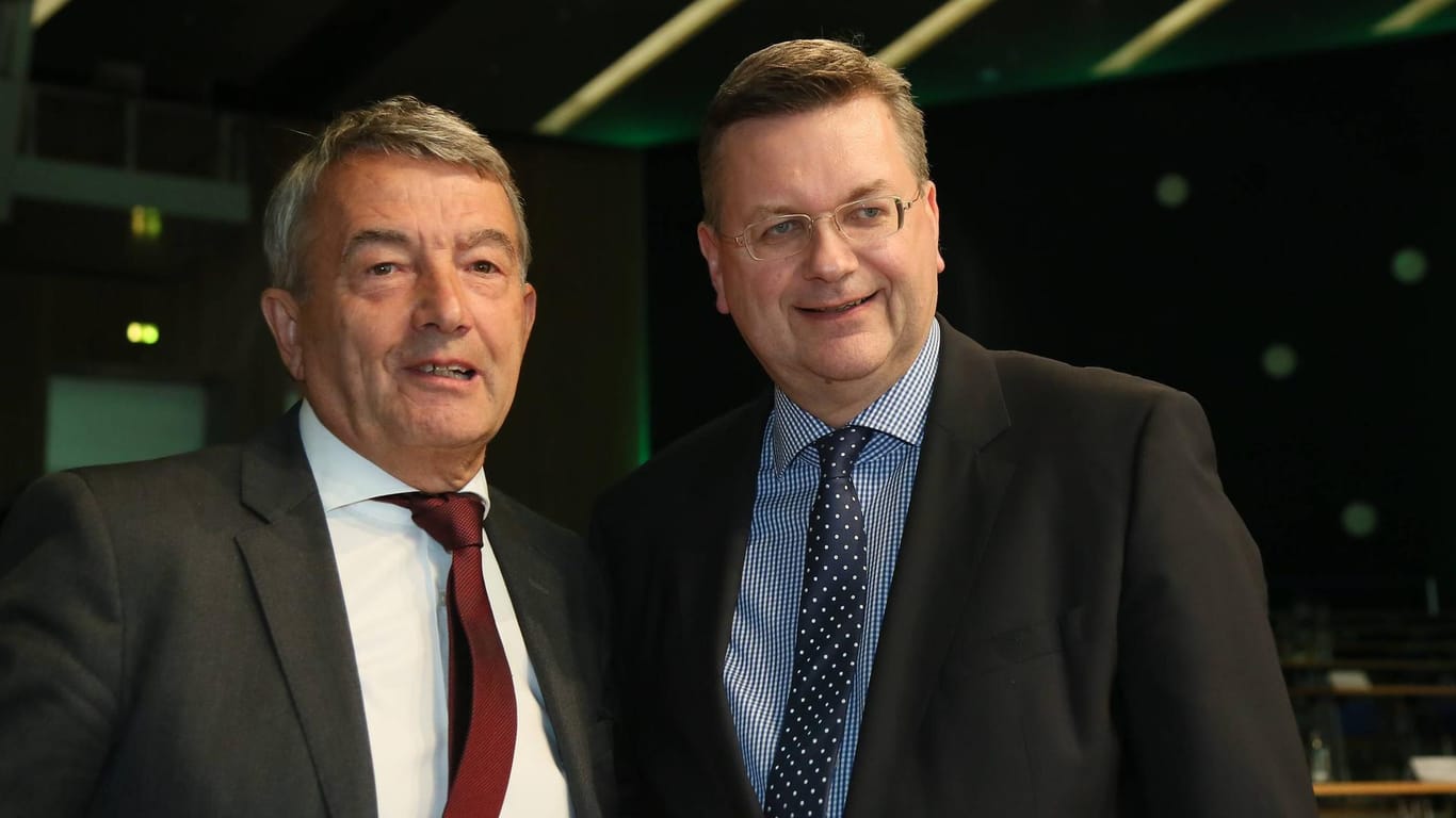 DFB-Bosse unter sich: Ex-Präsident Wolfgang Niersbach (l.) mit seinem Nachfolger Reinhard Grindel, damals noch Schatzmeister, im Jahr 2016.