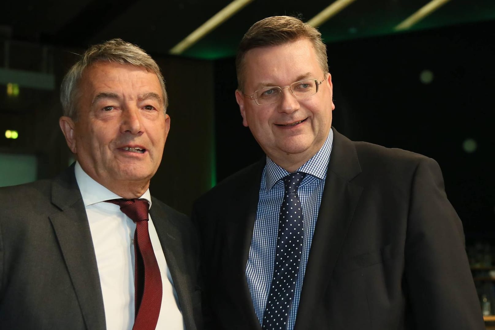 DFB-Bosse unter sich: Ex-Präsident Wolfgang Niersbach (l.) mit seinem Nachfolger Reinhard Grindel, damals noch Schatzmeister, im Jahr 2016.