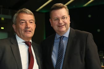 DFB-Bosse unter sich: Ex-Präsident Wolfgang Niersbach (l.) mit seinem Nachfolger Reinhard Grindel, damals noch Schatzmeister, im Jahr 2016.